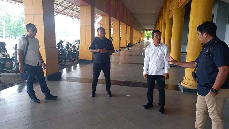 Ketua Panitia Laga Kandang PSPS Muhammad Isnaini (kiri) dan panitia lainnya saat mengecek Stadion Kaharuddin Nasution Rumbai, persiapan jelang laga kandang PSPS, Rabu (4/9/2024).