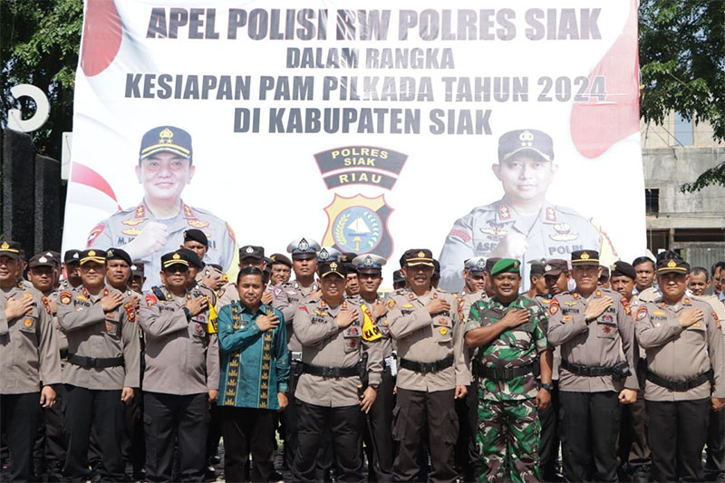 Kapolres Siak AKBP Asep Sujarwadi SIK MSI foto bersama usai memimpin apel Polisi RW di halaman Kantor Camat Tualang, Kamis (5/9/2024).