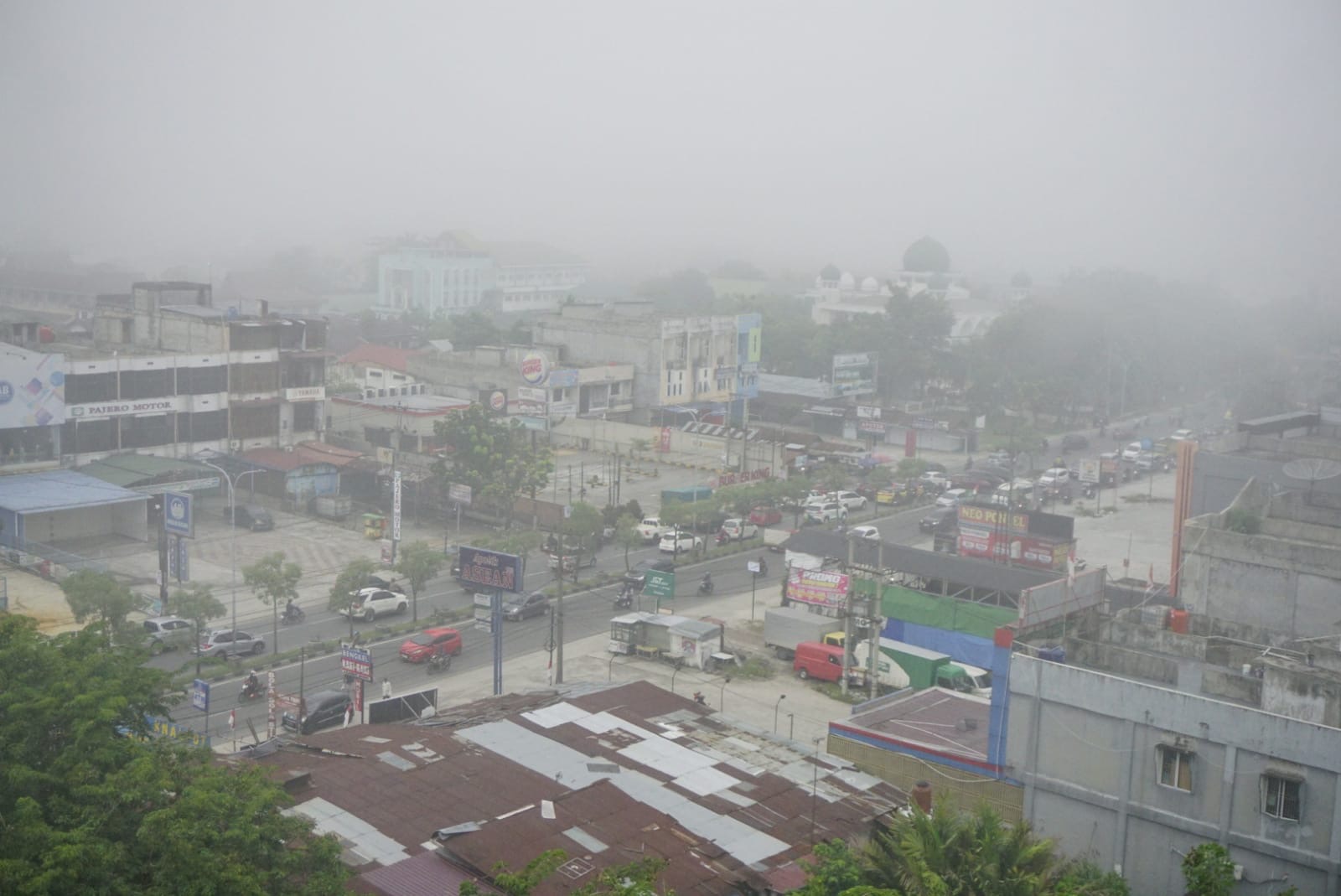 Kabut menyelimuti Kota Pekanbaru di pagi hari, Kamis (5/9/2024).