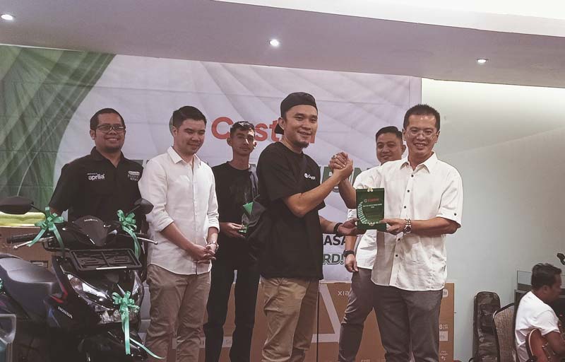 Jajaran pimpinan Castrol Indonesia dan PT Mega Arsanta Perkasa foto bersama dengan pemilik bengkel saat pemberian penghargaan untuk salah satu outlet terbaik