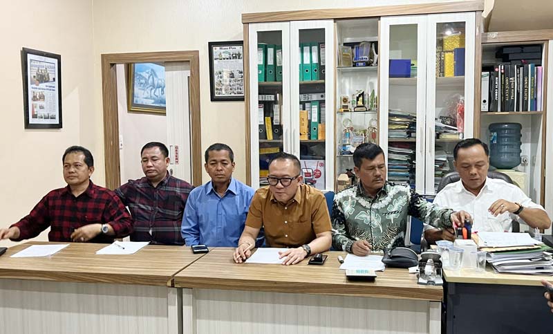 Jajaran pengurus DPD REI Riau saat memberikan pemaparan terkait persiapan rangkaian acara Musda ke-13, Rabu (4/9/2024).
