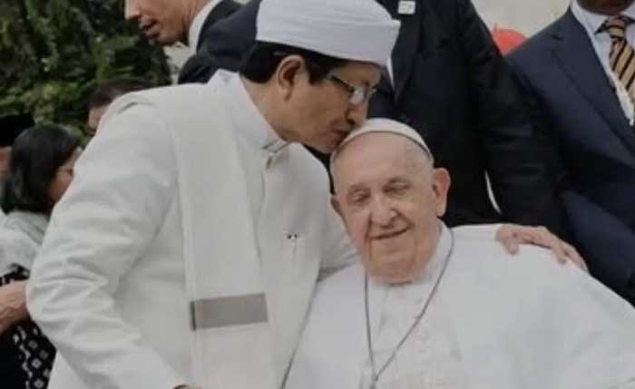 Imam Besar Masjid Istiqlal mencium kening Paus Fransiskus.