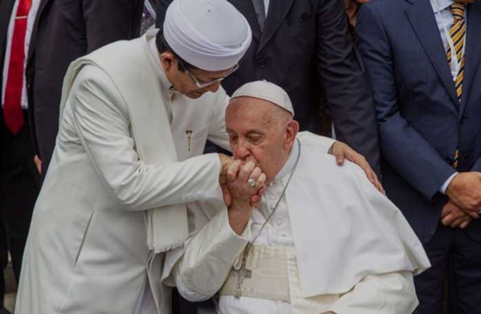 Paus Fransiskus mencium tangan Imam Besar Masjid Istiqlal Nasaruddin.