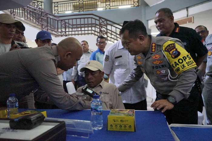 Direktur Lalu Lintas (Dirlantas) Polda Riau Kombes Taufik Nurhidayat meninjau kegiatan Bakti Sosial  di Terminal Bandar Raya Payung Sekaki Pekanbaru, Kamis (5/9/2024).