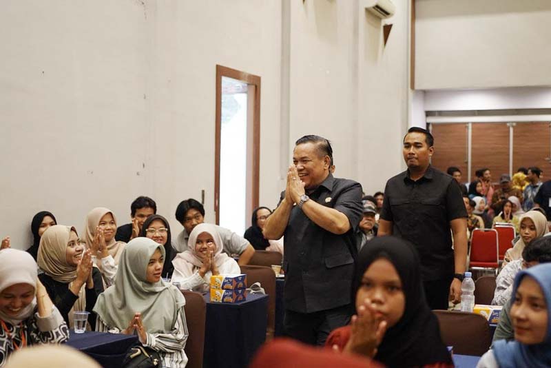 Bacalon Wagubri SF Hariyanto menyapa peserta seminar di Pekanbaru, Kamis (5/9/2024).