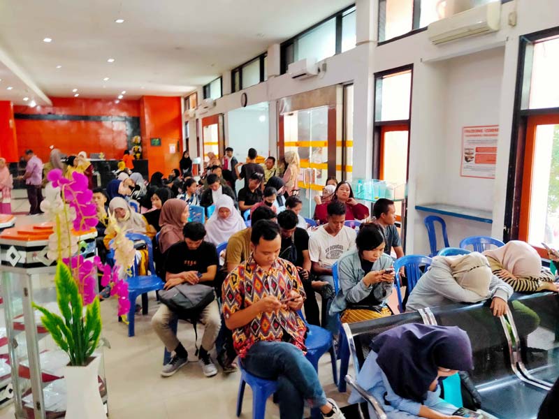 Sejumlah warga mengantre untuk membeli e-meterai di Kantor Pos Jalan Jenderal Sudirman, Pekanbaru, Kamis (5/9/2024).