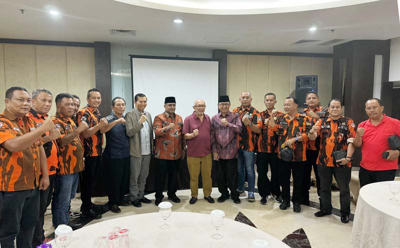 Bakal Pasangan Calon Gubernur Riau-Wakil Gubernur Riau Muhammad Nasir-Muhammad Wardan foto bersama &nbsp;Ketua MPW Pemuda Pancasila Riau Arsadianto Rachman saat deklarasi dukungan.
