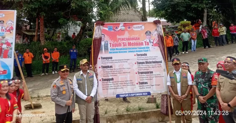 Kepala BNPB Letjen TNI Suharyanto, Wagub Sumbar Audy Joinaldi, Kapolda Irjen Suharyono dan Danrem 032 Wirabraja Brigjen TNI Wahyu Eko Purnomo foto bersama saat simulasi gempa di Mentawai.