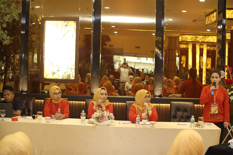 Ketua Puan Asperkaf Provinsi Riau, Irna Juita (tengah) bersama tim Internasional Riau Fashion Week saat Konferensi pers, Kamis (5/9/2024).