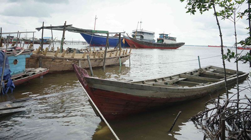 Kapal masyarakat bersandar di tepi hutan bakau yang merupakan kawasan Hutan Bandar Bakau Dumai, Jalan Nelayan Laut ujung, Kelurahan Pangkalan Sesai, Kecamatan Dumai Barat, Kota Dumai, Riau.