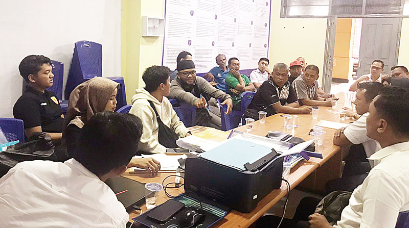 Ketua Panitia Laga Kandang PSPS Muhammad Isnaini saat memimpin rapat persiapan jelang PSPS menghadapi Persikabo 1873 di Stadion Kaharuddin Nasution, Rumbai, Rabu (4/9/2024).