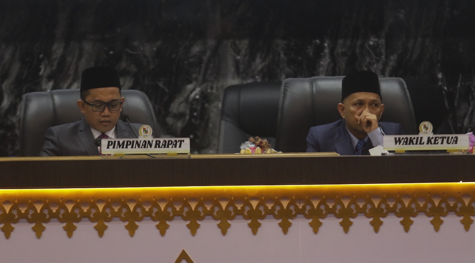 Muhammad Isa Lahamid didaulat menjadi Ketua DPRD Kota Pekanbaru Sementara dari Partai PKS (Kiri) dan Wakil Ketua Sementara Tengku Azwendi Fajri (Kanan) dari Partai Demokrat sebagai Wakil Ketua Sementa