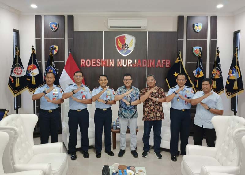 Region Head PTPN IV Regional III Rurianto (empat kiri), Plt Kabag Sekper Adry Syah Putra foto bersama dengan Komandan Pangkalan  TNI AU Roesmin Nurjadin