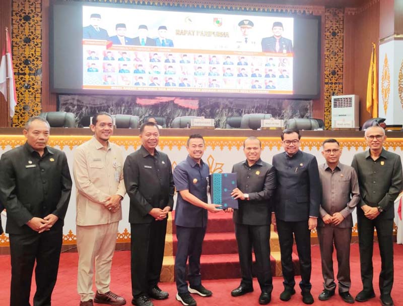 Ketua DPRD Pekanbaru Muhammad Sabarudi ST (empat kanan) bersama Pj Wali Kota Pekanbaru Risnandar Mahiwa (empat kiri) didampingi tiga Wakil Ketua DPRD dan Sekwan Hambali Nanda Manurung.