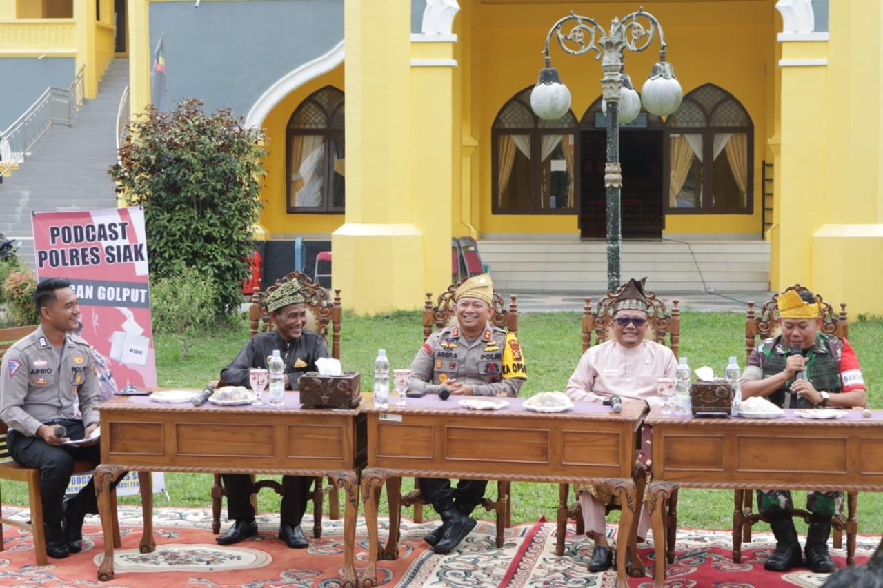 Kapolres Siak AKBP Asep Sujarwadi gelar diskusi ceria dalam podcast bersama Dandim 0322 Siak Letkol Arh Riyanto Budi Nugroho MHan, Sekda Drs Arfan Usman MPd dan Ketua MKA LAMR Kabupaten Siak.