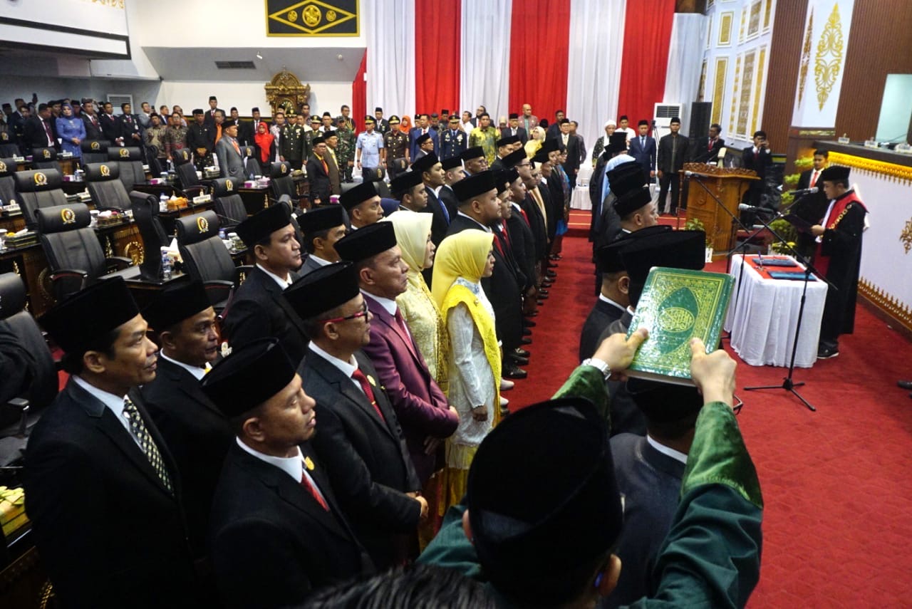 Dilantik : Pengucapan Sumpah / Janji Anggota DPRD Kota Pekanbaru masa Jabatan Tahun 2024-2029, di Ruang Paripurna DPRD Kota Pekanbaru. Jumat (6/9/2024).