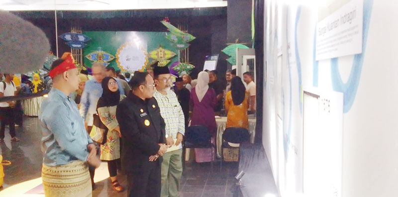 Pj Gubri Rahman Hadi didampingi Kepala Dinas Kebudayaan Provinsi Riau Raja Yoserizal Zen melihat pameran  Jalur Rempah  di Festival Budaya Melayu di  Dinas Kebudayaan Riau, Kamis (5/9/2024).