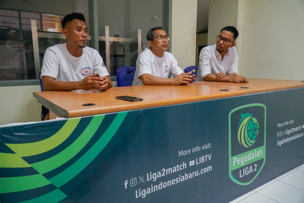Konfresi Pers : Konfrensi pers pelatih PSPS Pekanbaru, Aji Santoso (tengah) jelang laga perdana Liga 2 Indonesia 2024, menghadapi Persikabo. Di Media Center Stadion Kaharuddin Nasution Rumbai.
