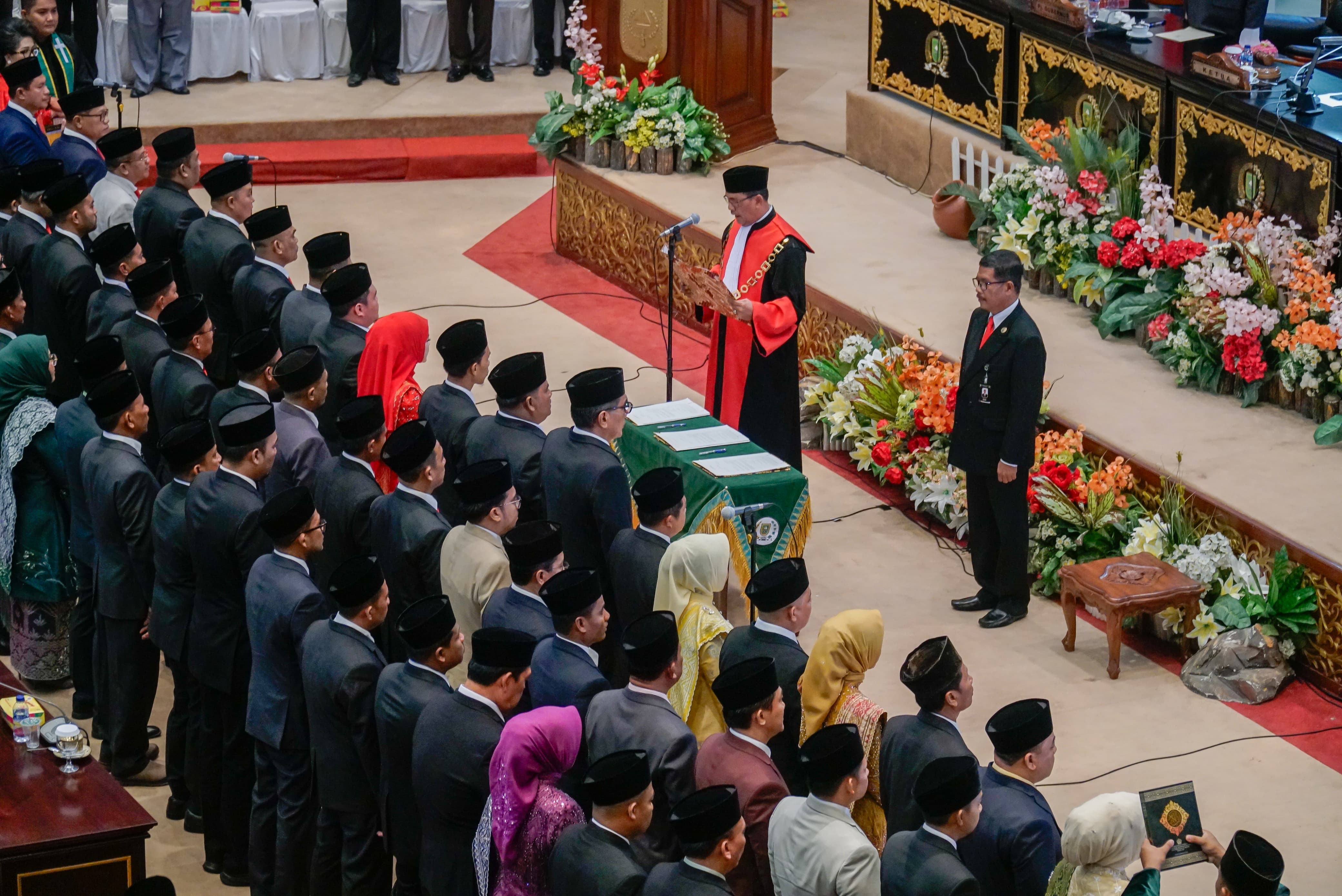 Dilantik : Pengucapan Sumpah / Janji Anggota DPRD Provinsi Riau masa Jabatan Tahun 2024-2029, di Ruang Paripurna DPRD Provinsi Riau. Jumat (6/9/2024).
