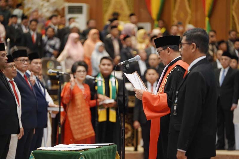 Wakil Ketua Pengadilan Tinggi Riau, Syahlan,  memandu pembacaan sumpah jabatan Anggota DPRD Riau masa jabatan 2024-2029 saat pelantikan.
