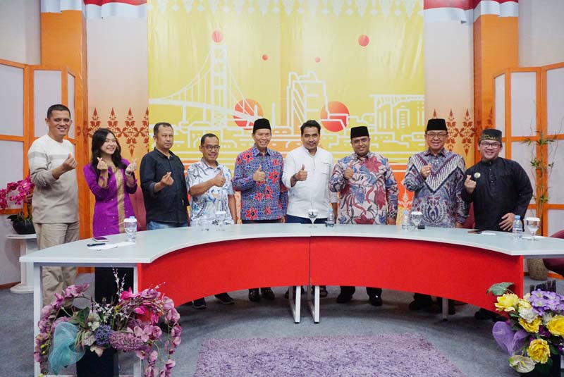 Bakal Pasangan Calon Gubernur Riau-Wakil Gubernur Riau Muhammad Nasir (tiga kanan)-Muhammad Wardan (dua kanan) foto bersama Pemred Riau Televisi Heru Rinaldo (empat kanan), dan jajaran.