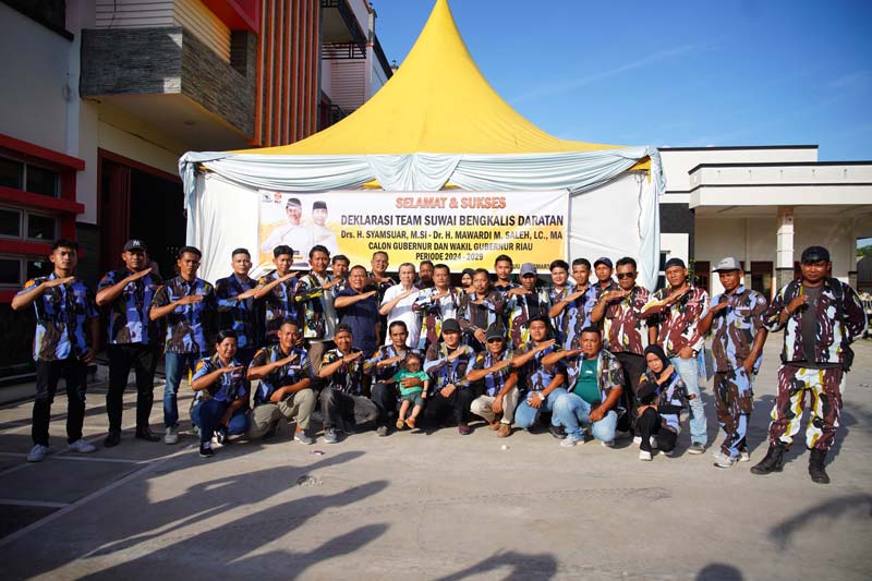 Bacalon Gubernur Riau Syamsuar foto bersama Tim Suwai Bangkalis Daratan usai deklarasi, Kamis (5/9/2024).