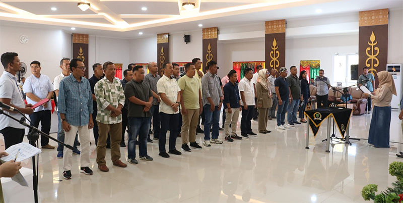 Ketua Pengadilan Negeri Rengat, Lia Herawati saat memandu pengucapan sumpah/janji anggota DPRD Inhu pada pelaksanaan gladi, Sabtu (7/9/2024).