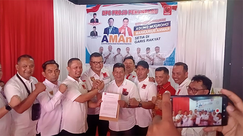Pengurus DPC Projo Pekanbaru mendeklarasikan dukungan kepada pasangan calon Wali Kota Pekanbaru Agung Nugroho dan Wakil Wali Kota Markarius Anwar di sekretariat Projo Pekanbaru, Sabtu (7/9/2024).