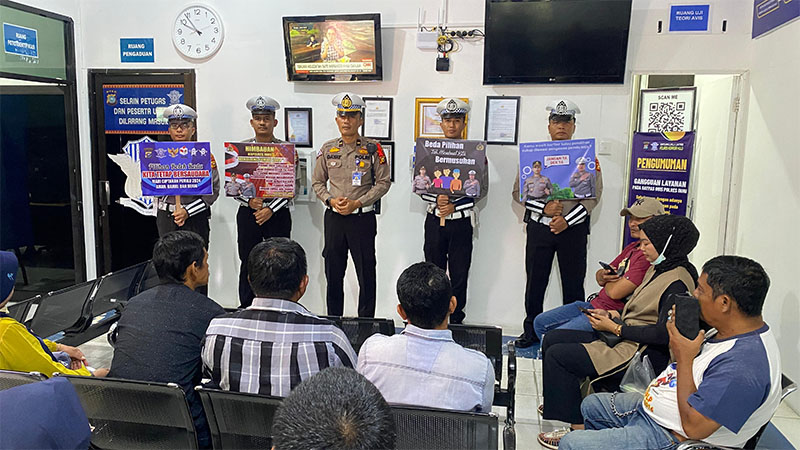 Kanit Regident, Ipda Rahmat Hidayat SH didampingi sejumlah personel menjelaskan Pemilu damai kepada warga di Kantor Samsat Pematang Reba, Sabtu (7/9/2024).