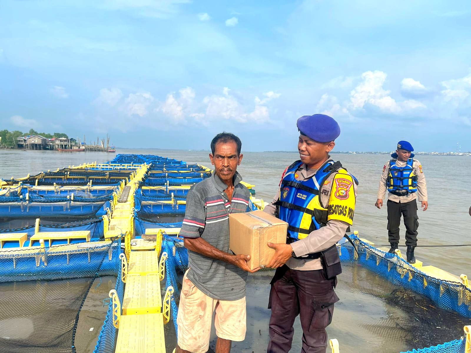 Satpolair Polres Kepulauan Meranti gelar partoli rutin dan berbagi dengan nelayan di Perairan Rangsang Barat.
