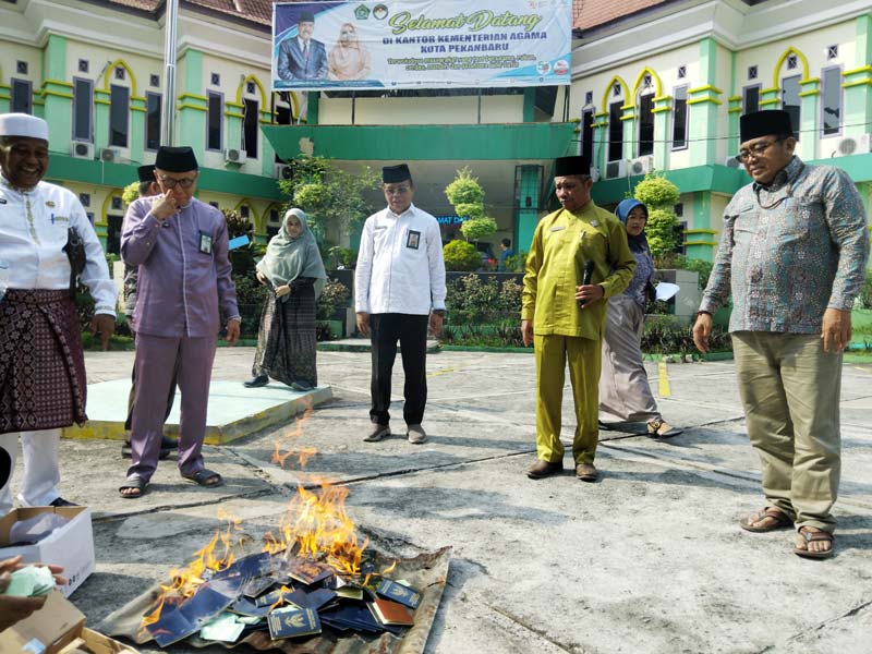 Kemenag Pekanbaru saat membakar ribuan kartu dan buku nikah di halaman Kantor Kemenag Pekanbaru, Jumat (6/9/2024).