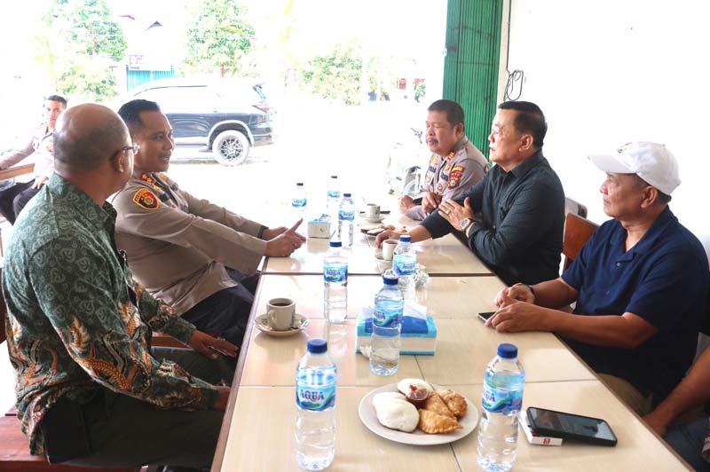 Kapolres Kuansing AKBP Pangucap Priyo Soegito SIK MH didampingi beberapa pejabat utama Polres Kuansing, berbincang sekaligus cooling system dan koordinasi pemilu damai.