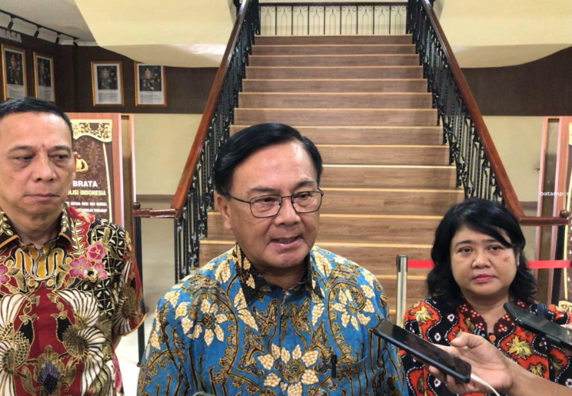 Ketua Harian Komisi Kepolisian Nasional (Kompolnas) Irjen Pol (Purn.) Benny Mamoto saat memberikan keterangan terkait penanganan kasus narkotika yang melibatkan anggota Satresnarkoba Polresta Barelang