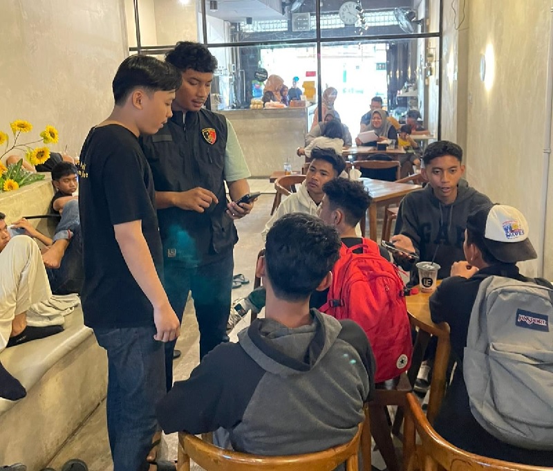 Personel Satreskrim Polres Inhu tengah mensosialisasikan dan mengimbau warga agar tidak menyebarkan berita bohong, Sabtu (7/9/2024)
