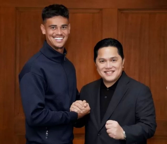 Mees Hilgers saat bersalaman dengan Ketua Umum PSSI, Erick Thohir.