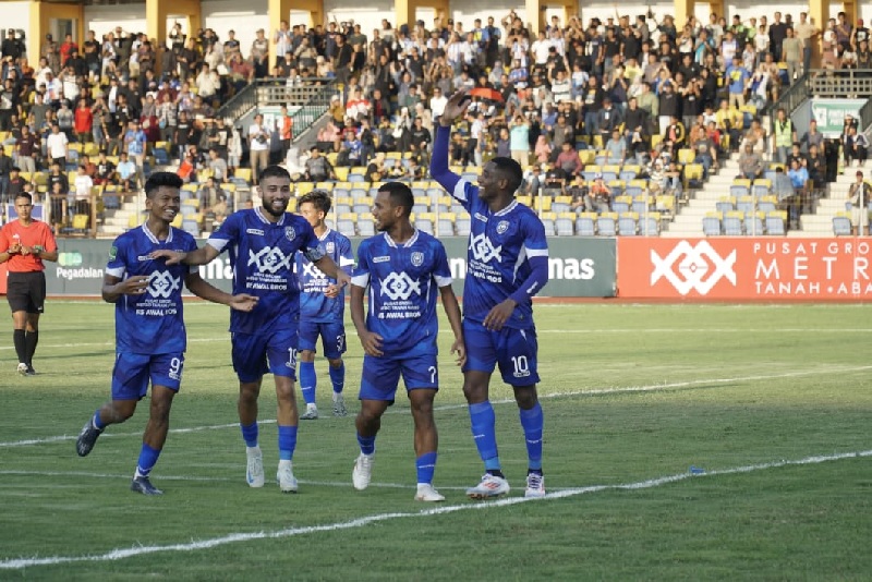 Pemain PSPS Pekanbaru melakukan selebrasu usai mebobol gawang Persikabo 1973 di Stadion Kaharudin Nasution Rumbai, Pegadaian Liga 2 Indonesia 2024, Sabtu (7/9/2024).