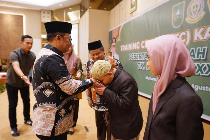 Pj Gubri menyalami perwakilan kafilah MTQ Riau usai melepas kafilah Riau di Hotel Mutiara Merdeka Pekanbaru, Senin (2/9/2024) malam.