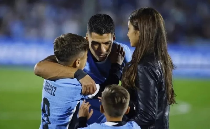 Luis Suarez bersama keluarganya saat mengucapkan selamat tinggal kepada tim nasional Uruguay dalam laga kualifikasi Piala Dunia 2026 melawan Paraguay, yang berakhir imbang 0-0.