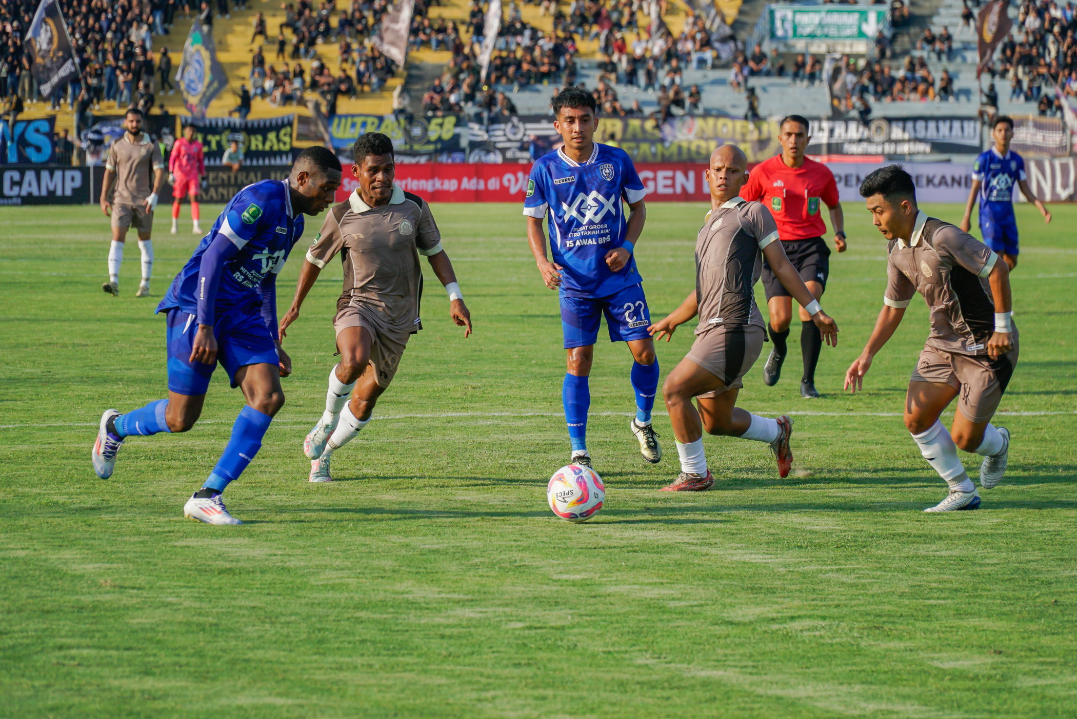 PSPS Pekanbaru (biru) saat mengalahkan Persikabo 1973 dengan skor 3-1 pada pekan perdana Liga 2 di Stadion Kaharudin Nasution Rumbai, Sabtu (7/9/2024). PSPS pimpin klasemen sementara Grup 1.
