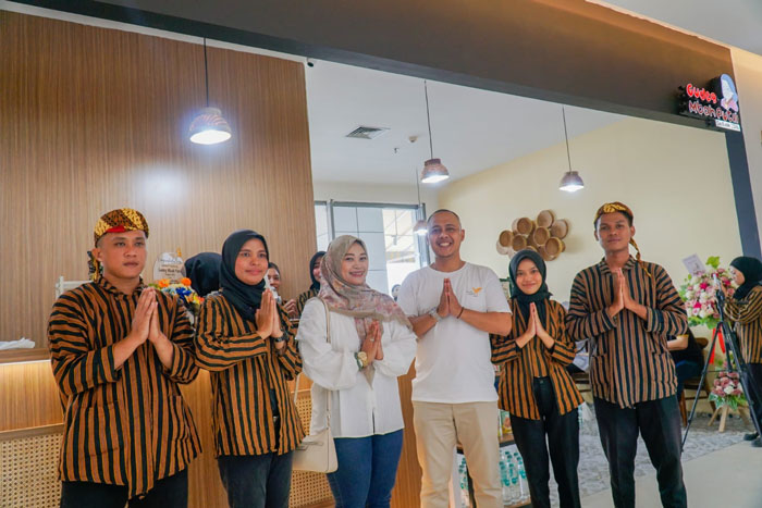 Owner Gudeg Mbah Puteri, Yeviani Oktora,dan General Manager Gudeg Mbah Putri, Fachrul foto bersama karyawan di depan store baru di Mall SKA