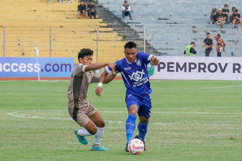 Bek berpengalaman PSPS Pekanbaru Maman Abdul Rahman (kanan) menguasai bola saat mengalahkan Persikabo 1973 di laga perdana Liga 2 di Stadion Kaharuddin Nasution, Rumbai, Sabtu (7/9/2024).
