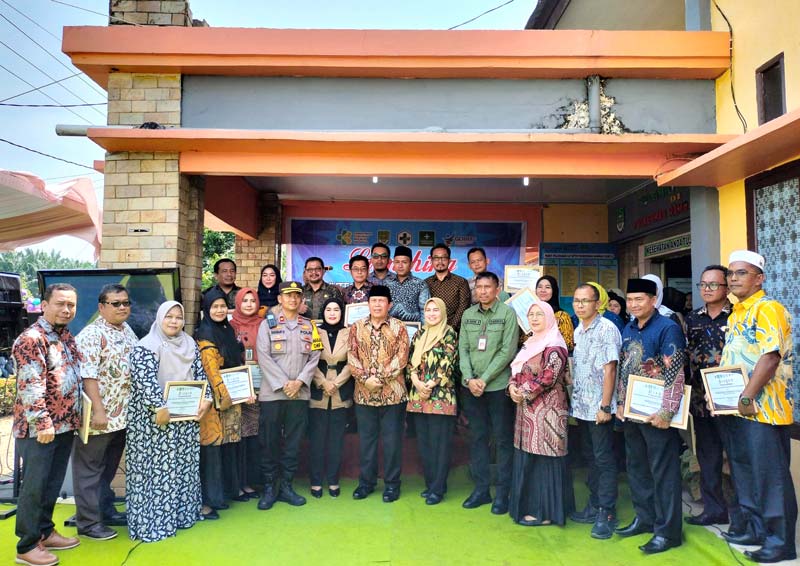 Bupati Rohul H Sukiman didampingi Kepala BBLKM Kemenkes RI dr Eva Susanti MKes dan Forkopimda Rohul foto bersama usai menyerahkan piagam penghargaan kepada 23 puskesmas se-Rohul.