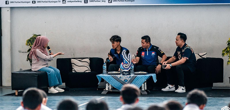 Pembalap dunia binaan Yamaha Racing Indonesia Aldi Satya Mahendra, memberikan coaching clinic di SMK Pertiwi Kuningan Jawa Barat belum lama ini.