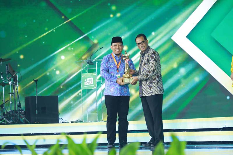 Wabup Siak Husni Merza menerima penghargaan WTN 2024 dari Menhub Budi Karya Sumadi di Ballroom JIExpo Kemayoran, Convention Center dan Theater Area, Kemayoran, Jakarta, Sabtu (7/9/2024).