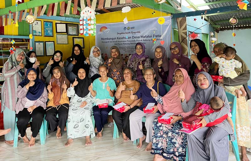 Tim PKM Unri foto bersama dengan para kader Posyandu Pucuk Rebung Bersiku Keluang, Kecamatan Sail, Pekanbaru usai pengabdian, Jumat (6/9/2024).