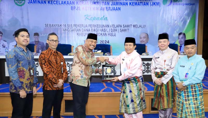 Bupati Rohul H Sukiman foto bersama usai meluncurkan penyaluran bantuan iuran JKK dan JKM BPJS Ketenagakerjaan bagi 16.585 pekerja di sektor kelapa sawit di Convention Hall Islamic Center Rohul.