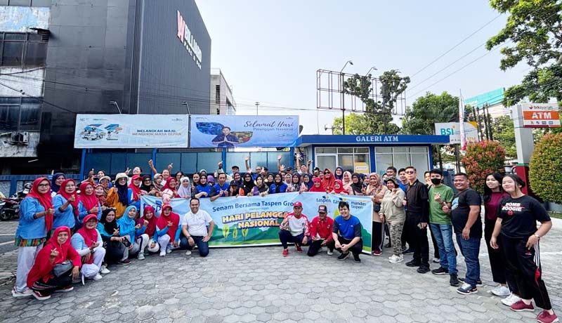 Karyawan PT Taspen (Persero) Kantor Cabang Pekanbaru bersama Bank Mandiri Taspen Pekanbaru dan Taspenlife menggelar acara senam bersama disertai pengecekan kesehatan gratis.