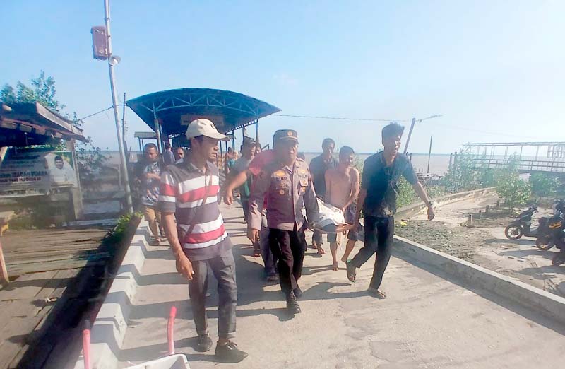 Personel Polsek Kuala Kampar dan Satpol Airud Polres Pelalawan melakukan evakuasi jenazah Nasrul yang merupakan korban kapal tenggelam di peraiaran Kuala Kampar.