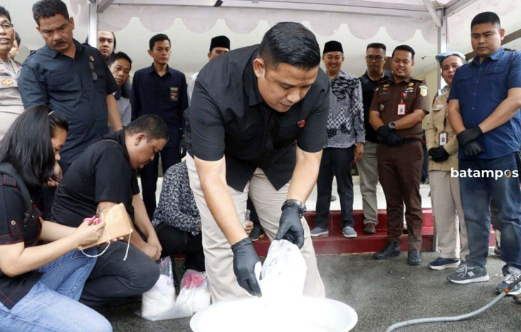 Kasat Narkoba Polresta Barelang, Kompol Satria Nanda memusnahkan narkoba saat gelar perkara di Mapolresta Barelang, Selasa (7/5).