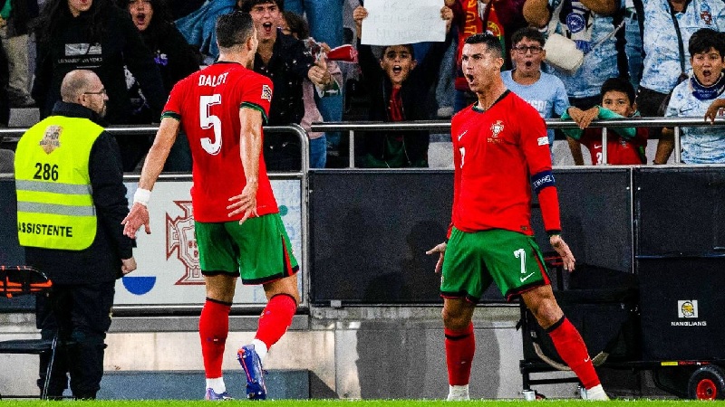 Penyerang senior Portugal, Cristiano Ronaldo (kanan) bersama Diego Dalot merayakan golnya ke gawang Skotlandia di Nations League.